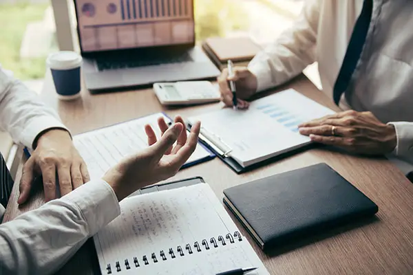 新娘玩手机喊新郎什么